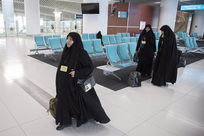 Varias mujeres en el aeropuerto Imam Jomeini de la capital de Irán, Teherán