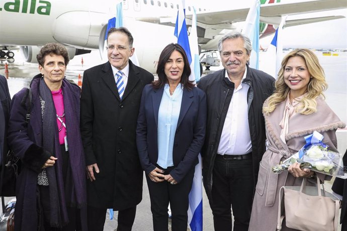 22 January 2020, Israel, Tel Aviv: Alberto Fernandez (2nd R), President of Argentina, and his wife Fabiola Yanez (R) arrive in Ben Gurion airport. Fernandez is in Israel to attend the Fifth World Holocaust Forum. Photo: Esteban Collazo/telam/dpa