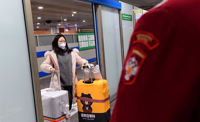 Control sanitari a l'aeroport de Xeremétievo, a Moscou (Rússia).