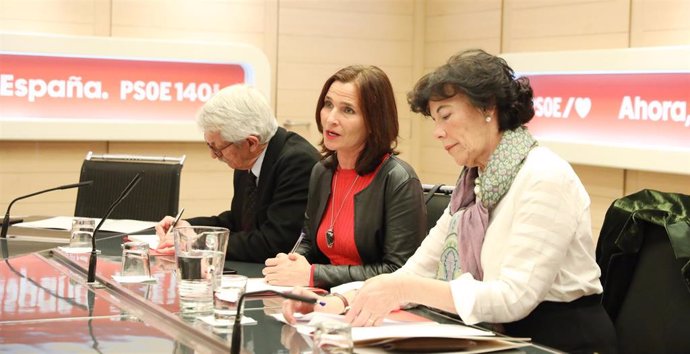 De izquierda a derecha, Alejandro Tiana, Luz Martínez Seijo e Isabel Celaá el lunes 27 de enero en una reunión con organizaciones educativas en la sede de Ferraz del PSOE.