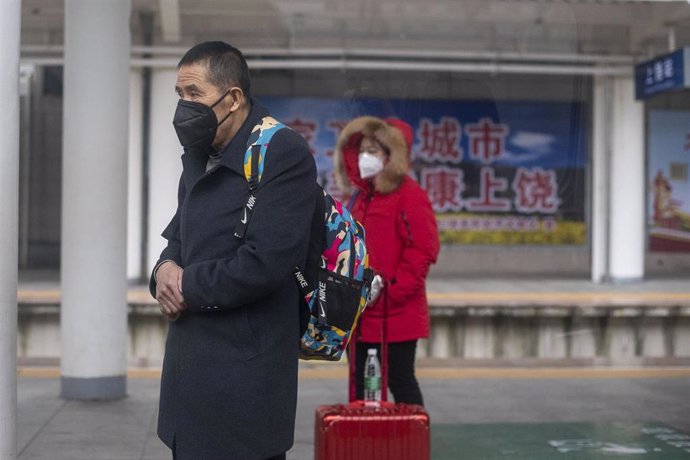 January 27, 2019 - Shangrao, China: Commuters on the platform for the high speed train to Nanning, Guangxi Province, wear face masks in wake of the coronavirus outbreak. The Chinese government took the unprecedented step of quarantining the entire city 