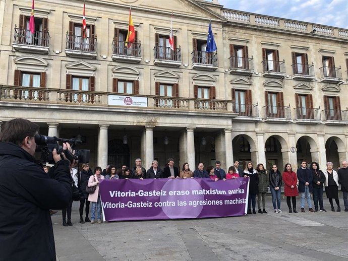 Representantes institucionales y ciudadanos a título particular condenan la última agresión sexual en Vitoria.