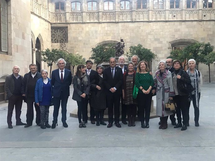 El presidente de la Generalitat, Quim Torra, con representantes culturales de Baleares que firmaron una carta de apoyo a las instituciones catalanas.