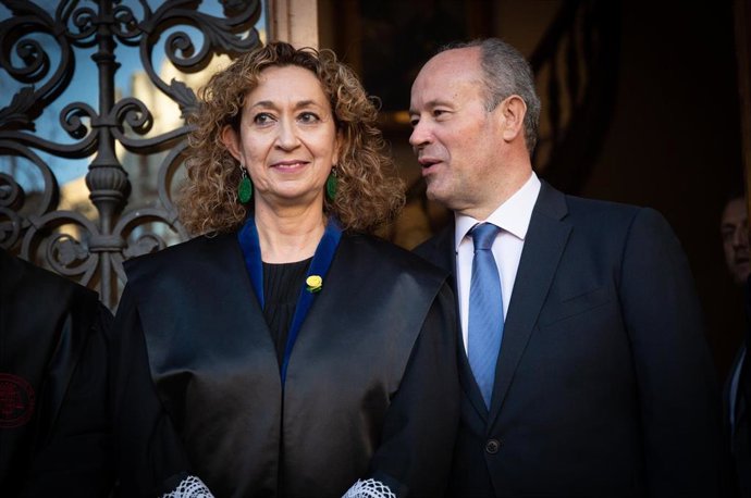 (I-D) La consejera de Justicia de la Generalitat, Ester Capella; y el ministro de Justicia Juan Carlos Campo, hablan antes del inicio de la Sesión solemne de Sant Raimon de Penyafort del ICAB, a 31 de enero de 2020.