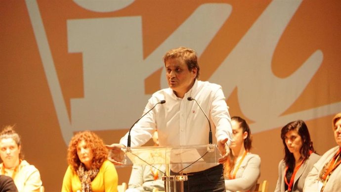El coordinador de IU En funciones, Alejandro Suárez, interviene en la asamblea del partido en Gijón.