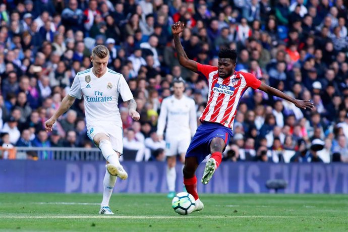 Toni Kroos y Thomas Partey pugnan por un balón en un Real Madrid-Atlético