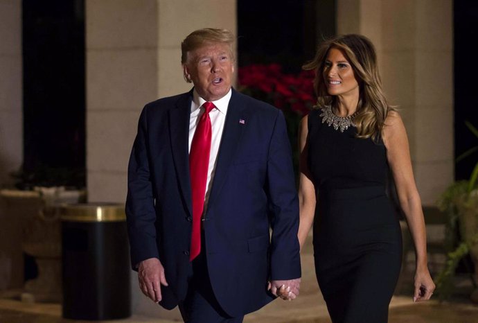 El presidente de Estados Unidos, Donald Trump, y su esposa, Melania, llegando a Mar-a-Lago