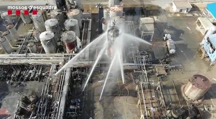 Imagen aérea de la extinción del incendio en la empresa química Iqoxe donde se produjo una explosión en La Canonja, en Tarragona.