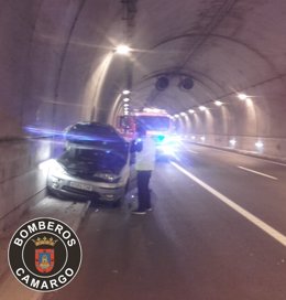 Vehículo accidentado en la S-30, a la altura del túnel de La Morcilla, en Camargo