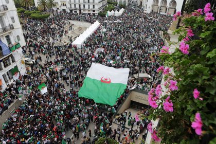 Argelia.- Decenas de miles de personas participan en el 50º viernes de protestas  antigubernamentales en Argelia
