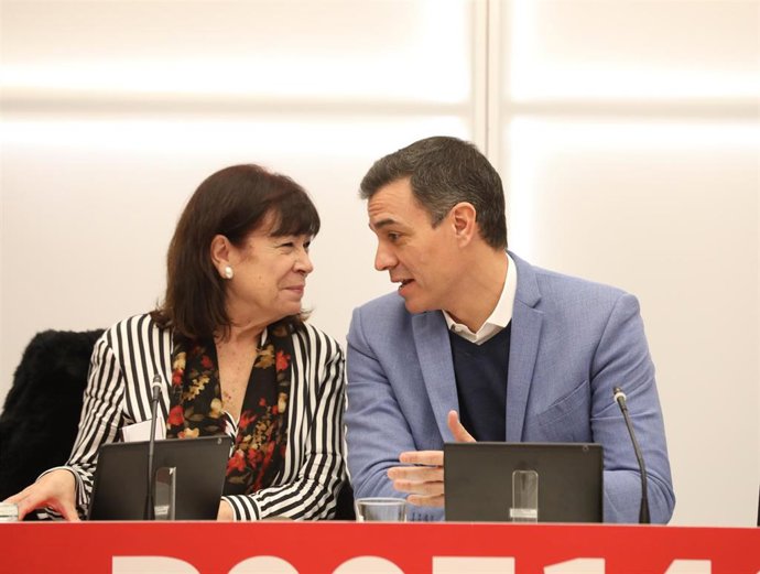 La presidenta del PSOE, Cristina Narbona y el presidente del Gobirerno y secretario general del PSOE, Pedro Sánchez, durante una reunión de la Comisión Ejecutiva Federal del PSOE, en Madrid (España), a 27 de enero de 2020.