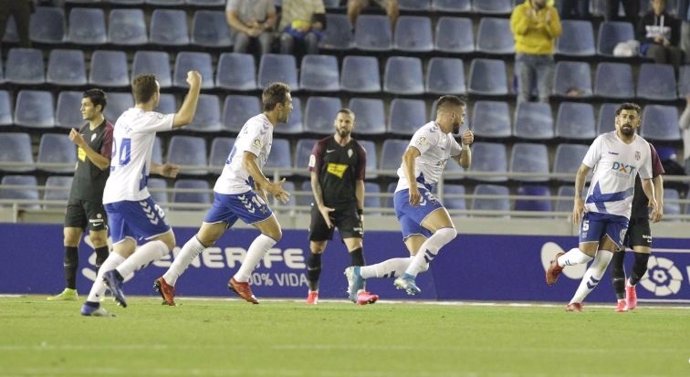 Fútbol/Segunda.- El Tenerife aleja la zona de descenso a costa del Sporting