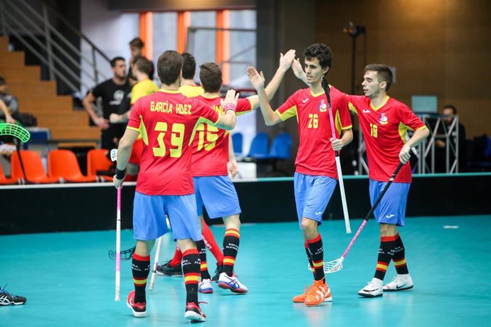La selección española de floorball celebra un gol