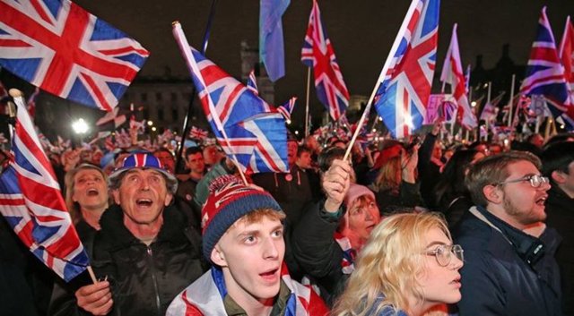 Participantes de la marcha de celebración del Brexit.