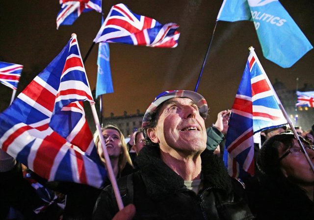 Partidarios del Brexit celebran el Brexit en la plaza del Parlamento.