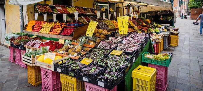 Imagen de un mercado de productos en Venecia.