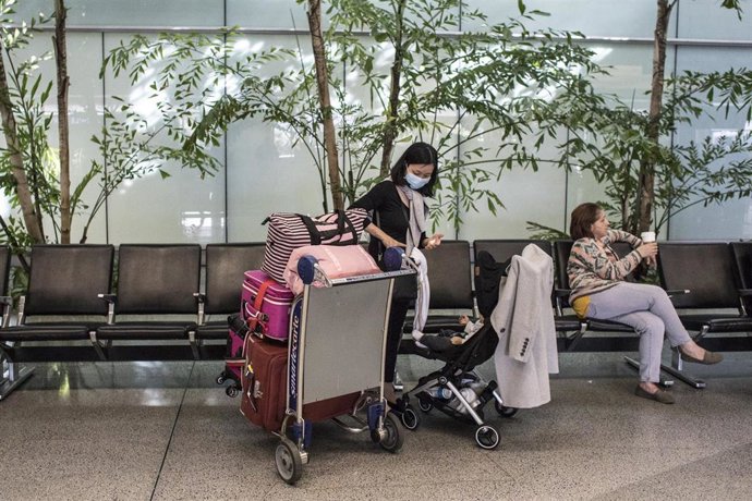 Imagen de una mujer con una mascarilla en el aeropuerto de San Francisco, en el marco del brote del coronavirus. 