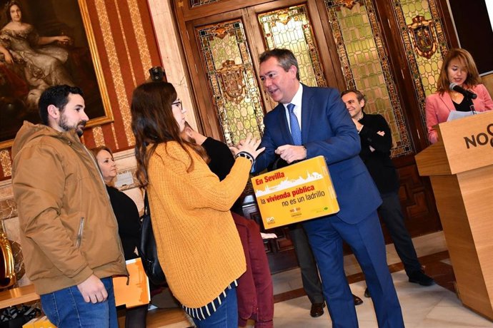 Alcalde de Sevilla con participantes del programa de alquiler de Emvisesa