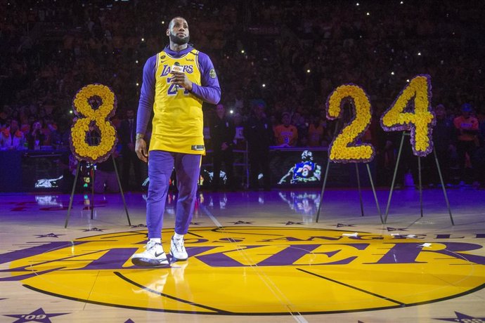LeBron James rinde un homenaje a Kobe Bryant.