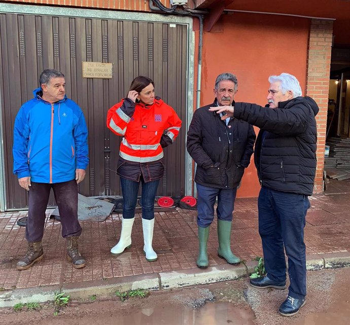 El presidente de Cantabria, Miguel Ángel Revilla, y la consejera de Presidencia, Paula Fernández, en la zona afectada por las inundaciones. Foto de archivo