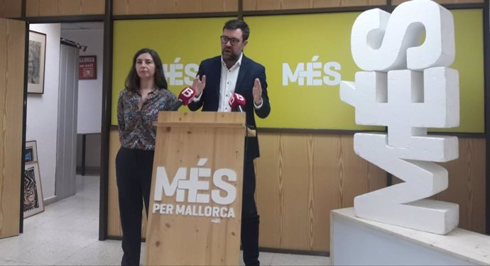 El coordinador de MÉS per Mallorca, Neus Truyol, y la portavoz adjunta de la formación, Neus Truyol, en rueda de prensa.