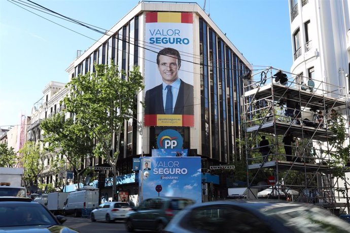 La sede del Partido Popular se prepara para el seguimiento de los resultados electorales, en la calle Génova de Madrid. 
