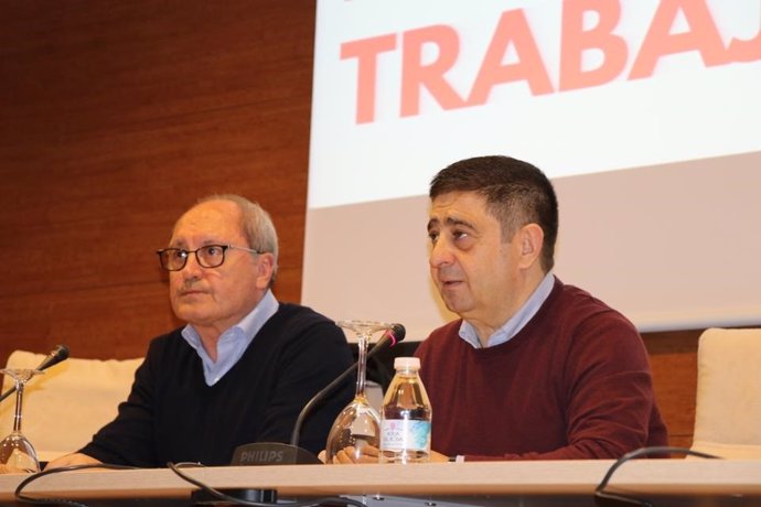 El secretario de Organización del PSOE-A, Juan Cornejo, y el presidente de la Diputación de Jaén, Francisco Reyes.