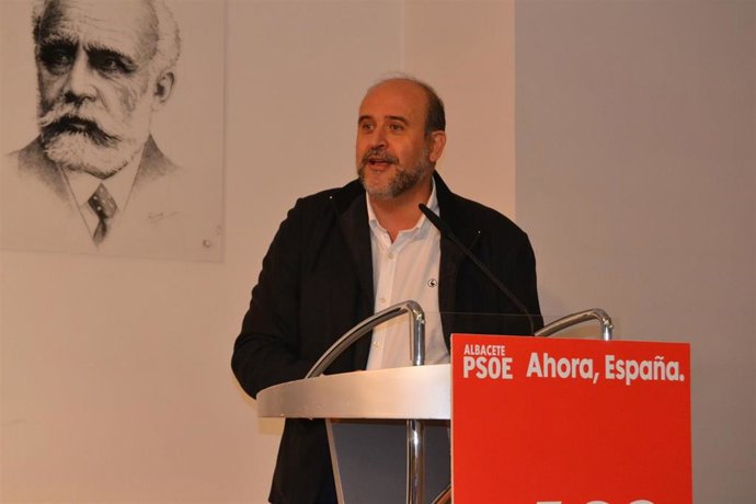 El vicepresidente de C-LM, José Luis Martínez Guijarro, en un acto con militantes del PSOE de Albacete.