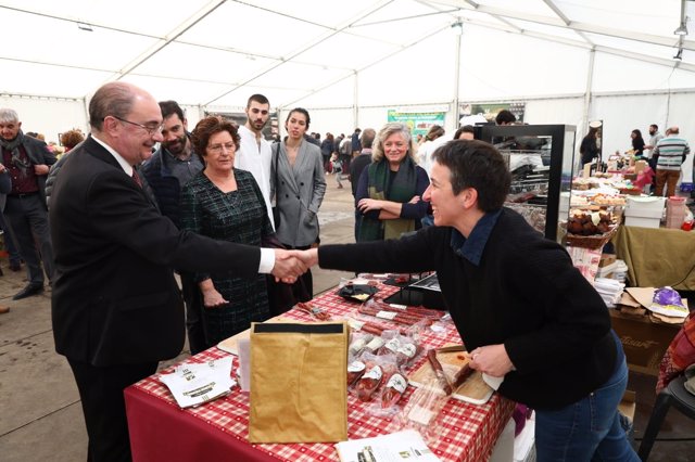 El presidente del Gobierno de Aragón, Javier Lambán, visita la Ferieta de Aínsa