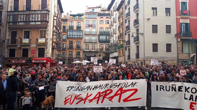 Concentración para rechazar el cambio en la oferta de las escuelas infantiles en euskera de Pamplona