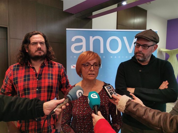 El portavoz nacional de Anova, Antón Sánchez, junto con Gladis Afonso y Martiño Noriega, integrantes de la Coordinadora Nacional de Anova.