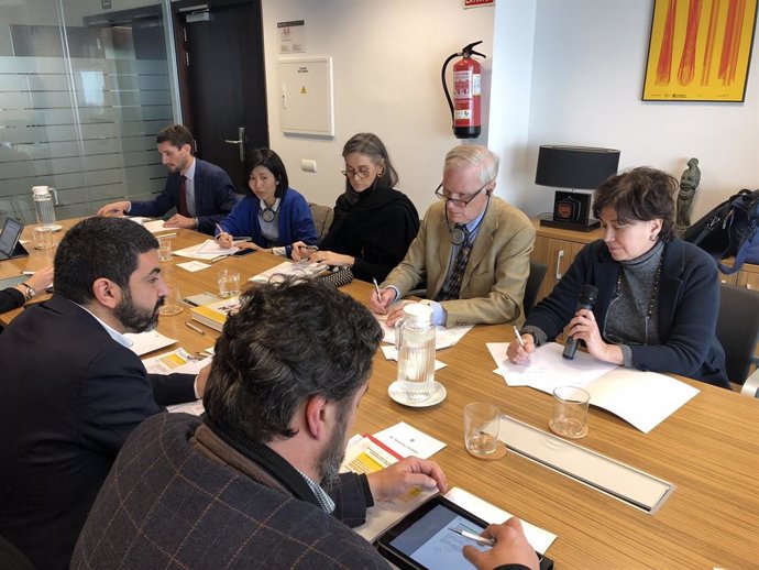 El conseller de Treball, Assumptes Socials i Famílies de la Generalitat, Chakir El Homrani, en una reunió amb el relator especial de l'ONU sobre l'extrema pobresa i els drets humans, Philip Alston.