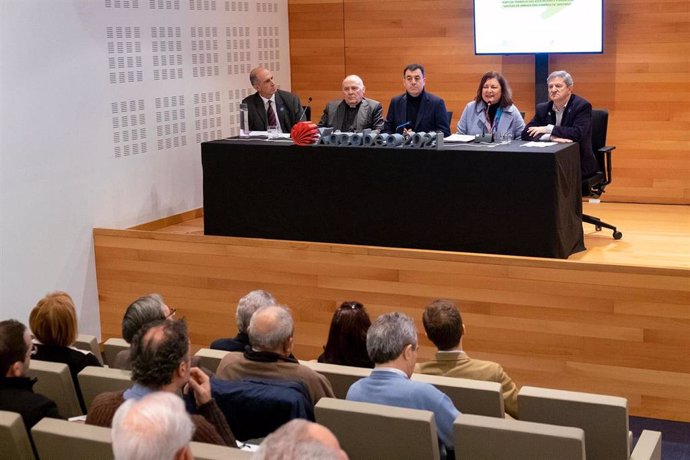 El conselleiro de Cultura e Turismo, Román Rodríguez, preside el acto de presentación y firma del acta fundacional del grupo de trabajo de las asociaciones de amigos del Camino de Santiago y fundaciones xacobeas en Galicia 
