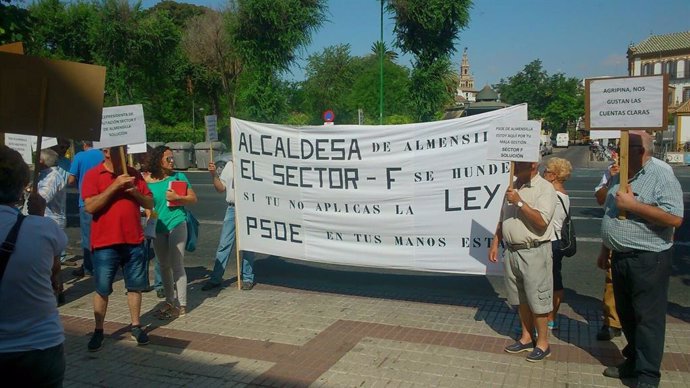 Protesta de afectados del conflicto del Sector F de Almensilla. Imagen de archivo.