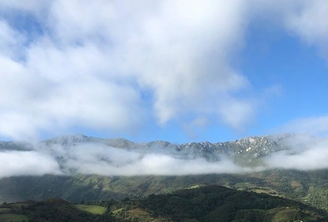 Día soleado en la Sierra del Aramo, Asturias, el fin de semana del "veranillo de San Miguel".