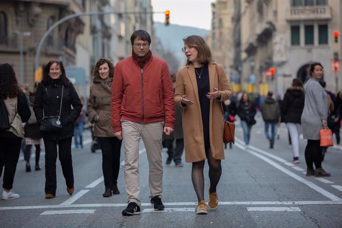 La teniente de alcalde de Urbanismo del Ayuntamiento de Barcelona, Janet Sanz, y el arquitecto jefe del Ayuntamiento, Xavier Matilla
