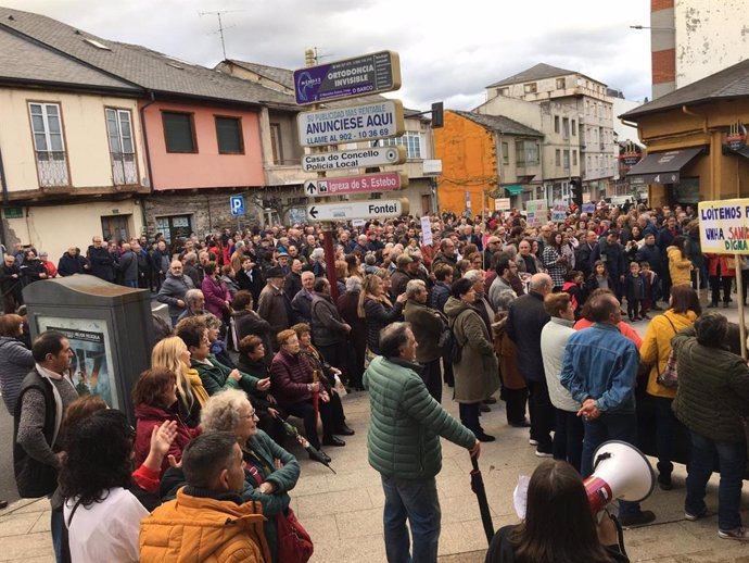 Más de 1.000 personas se manifiestan en A Rúa (Ourense) para exigir la construcción de un centro de salud y la mejora de la atención primaria en la comarca de Valdeorras