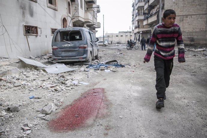 Un niño en una zona bombardeada de Idlib