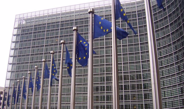Banderas comisión europea en Bruselas