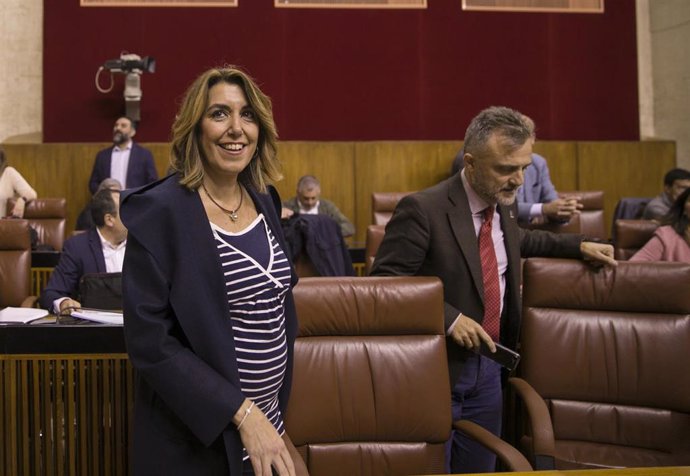  La secretaria general del PSOE-A, Susana Díaz (i), junto al portavoz del grupo socialista en el Parlamento Andaluz, José FIscal (d), en una foto de archivo en el Parlamento