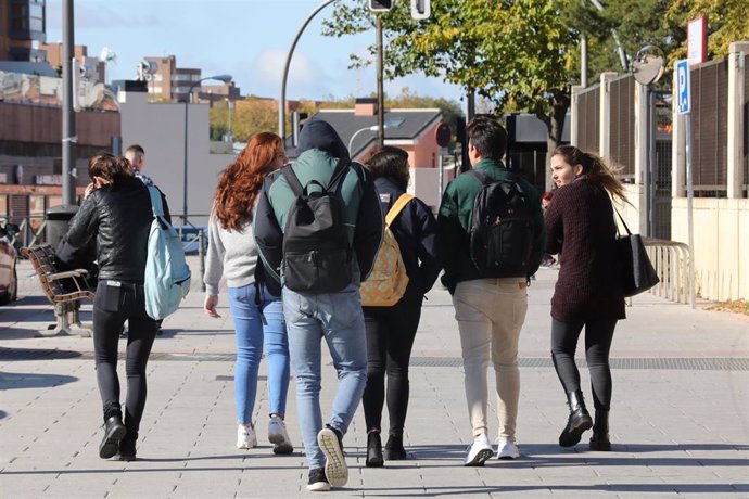 Jovenes abrigados pasean durnate un día de viento por Madrid (España), a 8 de noviembre de 2019.