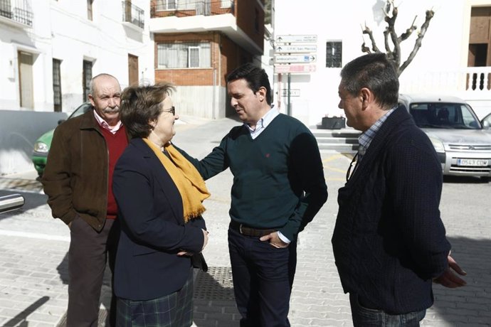 El presidente de la Diputación en su visita al municipio de Urrácal