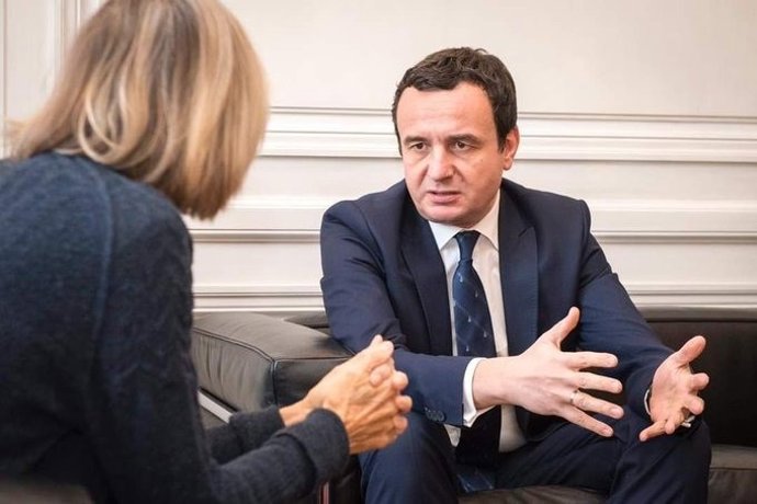 El primer ministro designado de Kosovo, Albin Kurti, en una reunión de trabajo