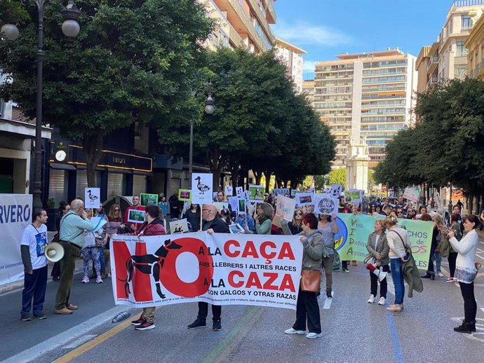 Una manifestación contra la caza recorre las calles del centro de Valncia