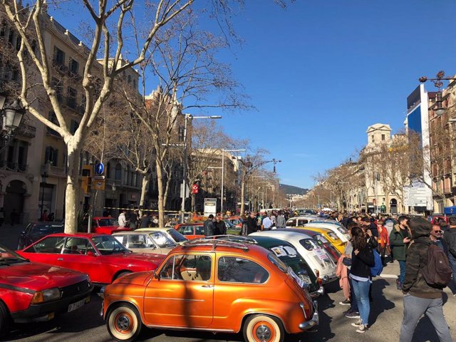 Concentración de vehículos en Barcelona contra la Zona de Bajas Emisiones