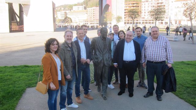 Ander Gil, junto a miembros del Partido Socialista, en Bilbao
