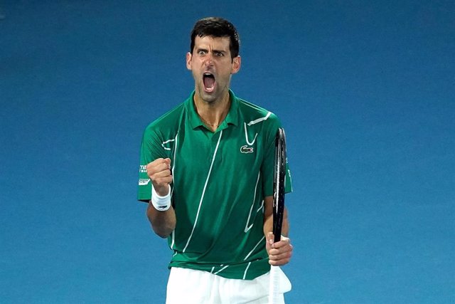 Novak Djokovic celebra un punto en la final del Abierto de Australia 2020.