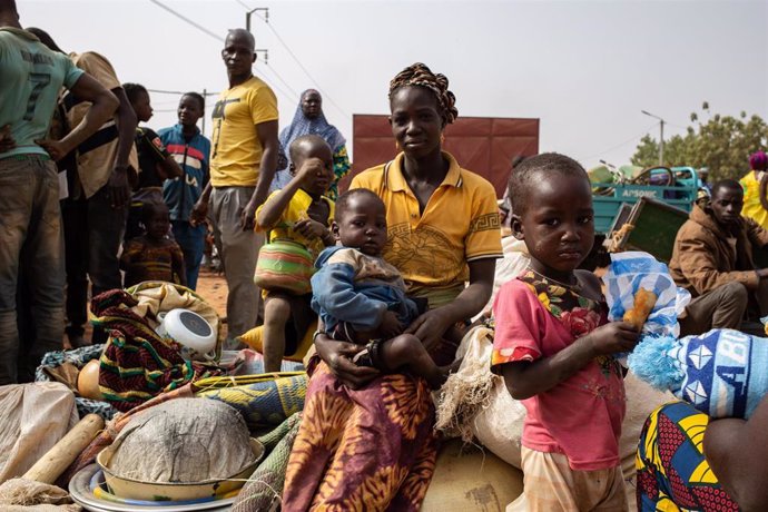 Una familia desplazada por la violencia en Burkina Faso