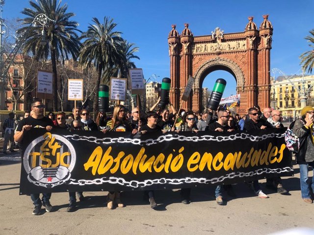 Manifestación por los 13 encausados por una protesta ante el TSJC en 2018