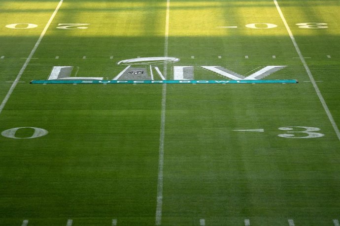 January 21, 2020 - Miami, Florida USA: Workers prepare the Super Bowl logo on the field at Hard Rock Stadium Stadium on Tuesday January 21, 2020.. (SF Sun Sentinel/Contacto)